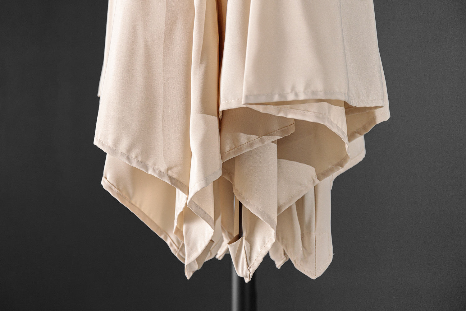 Miami Zweefparasol (Beige) – Zonsondergangreflectie